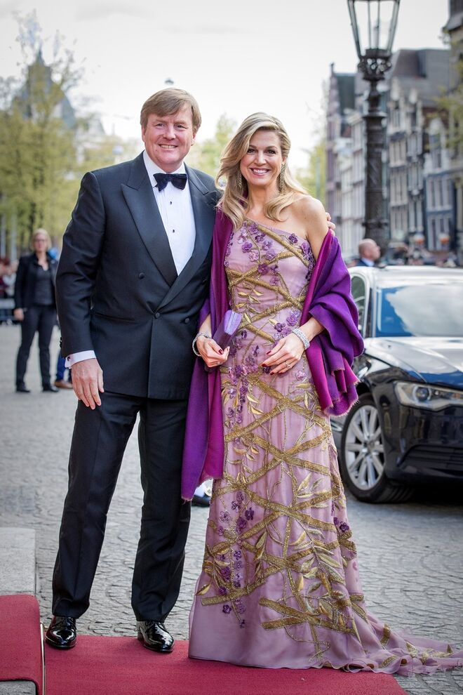 A rainha Máxima com o rei Willem Alexander a chegar ao jantar de celebarção do 50º aniversário do rei, no Palácio Real em Amesterdão, em abril de 2017. A rainha Máxima usou um vestido de Jan Taminiau.