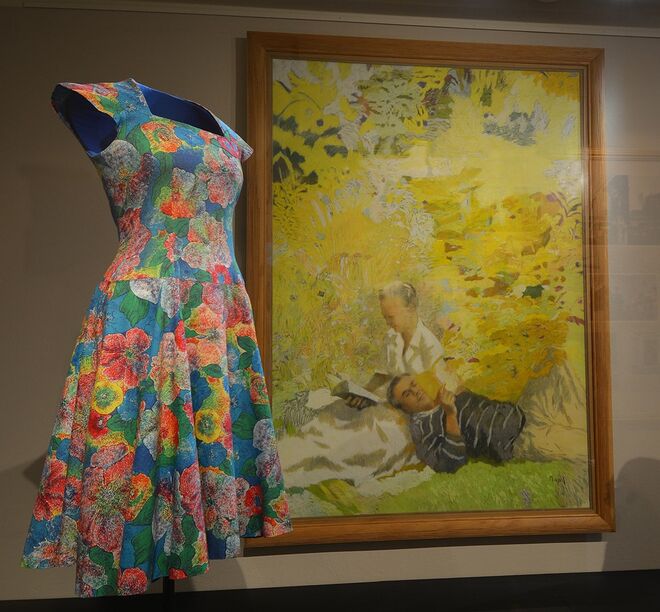 Imagem do interior da exposição From the Queen’s Wardrobe, no Museu Den Gamle By em Aarhus.