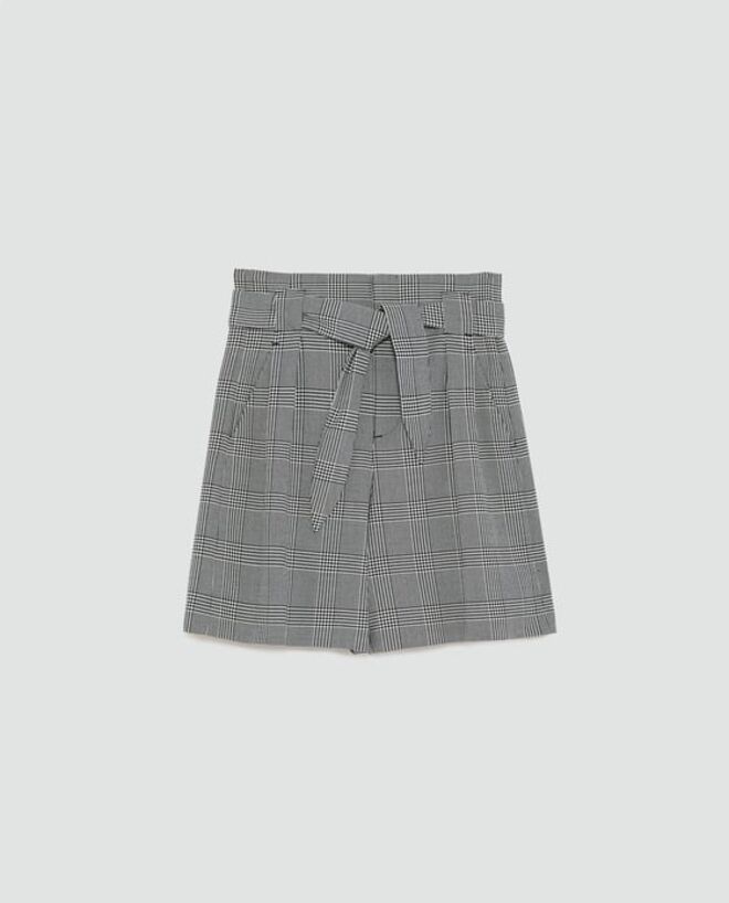 Bermudas aos quadrados pied-de-poule, €39,95, Zara