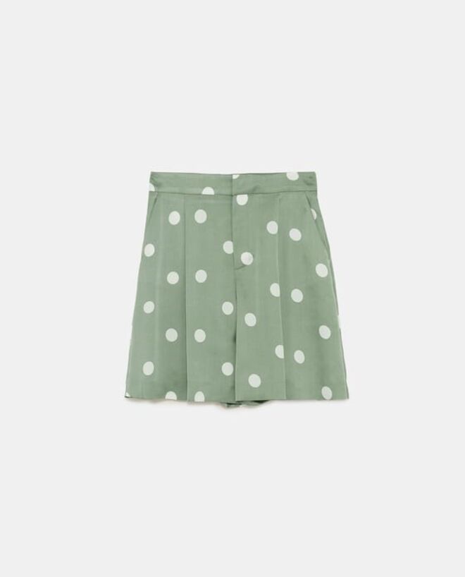 Shorts em seda às bolinhas, €25,95, Zara 