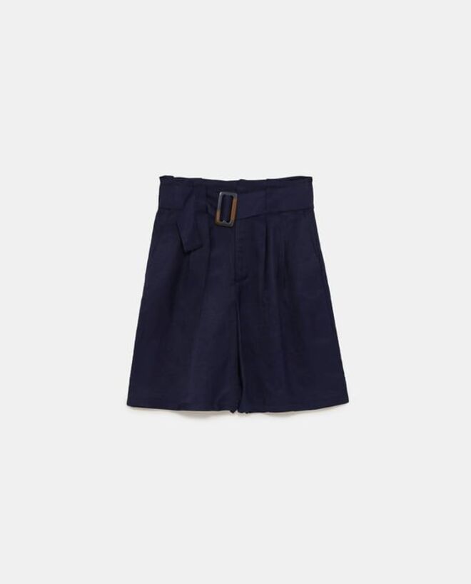 Shorts azuis-escuros com cinto, €25,95, Zara