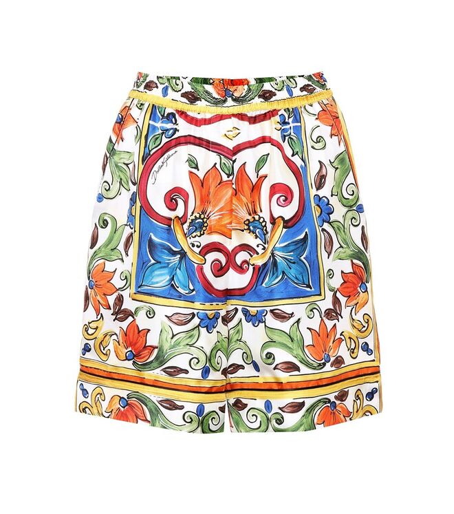 Calções em seda com padrão azulejo, €695, Dolce & Gabbana, mytheresa.com 