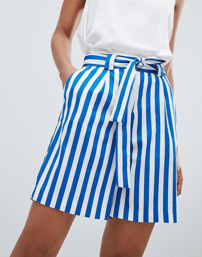 Calções de cinta subida às riscas, €44,99, Y.A.S., asos.com