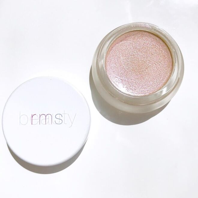 Iluminador cremoso Champagne Rosé, €43,20, RMS Beauty, feelunique.com