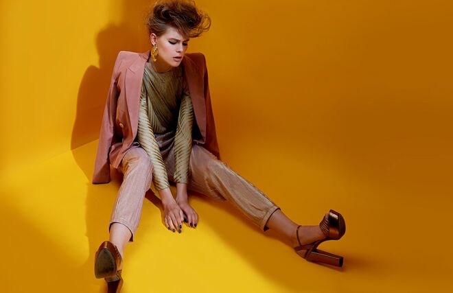 Blazer em modal, Mango. Vestido usado como camisola, em poliéster, e calças em poliéster e lurex, Intropia. Brincos em prata banhada a ouro, Vanglória. Colares em ouro com diamantes, Tous. Sapatos em pele, Zilian.