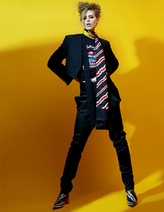 Blazer em lã e poliéster e T-shirt em algodão, Mango. Calças em seda, Diogo Miranda. Lenço em seda e mules em pele, by Malene Birger. Collants em rede, Calzedonia. 