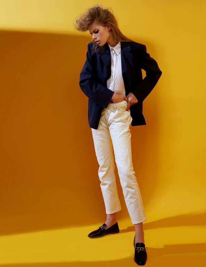 Blazer em algodão, Cos. Camisa em algodão, Elisabetta Franchi. Calças em algodão, Tommy Hilfiger. Sapatos em pele, Massimo Dutti.