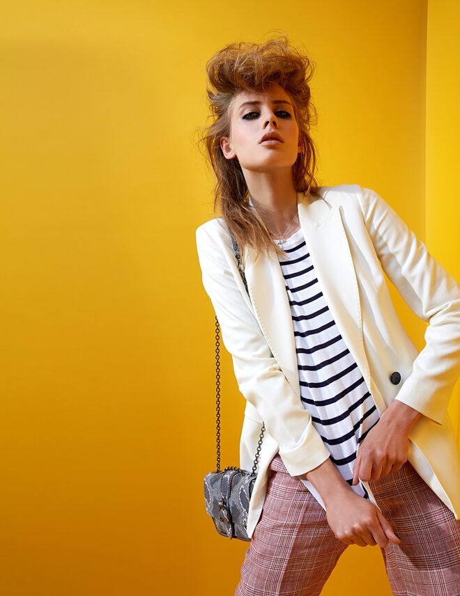 Blazer e calças em linho, Massimo Dutti. Camisola em algodão, Mike Davis. Colares em ouro com diamantes, Tous. Carteira em pele e metal, Longchamp. 