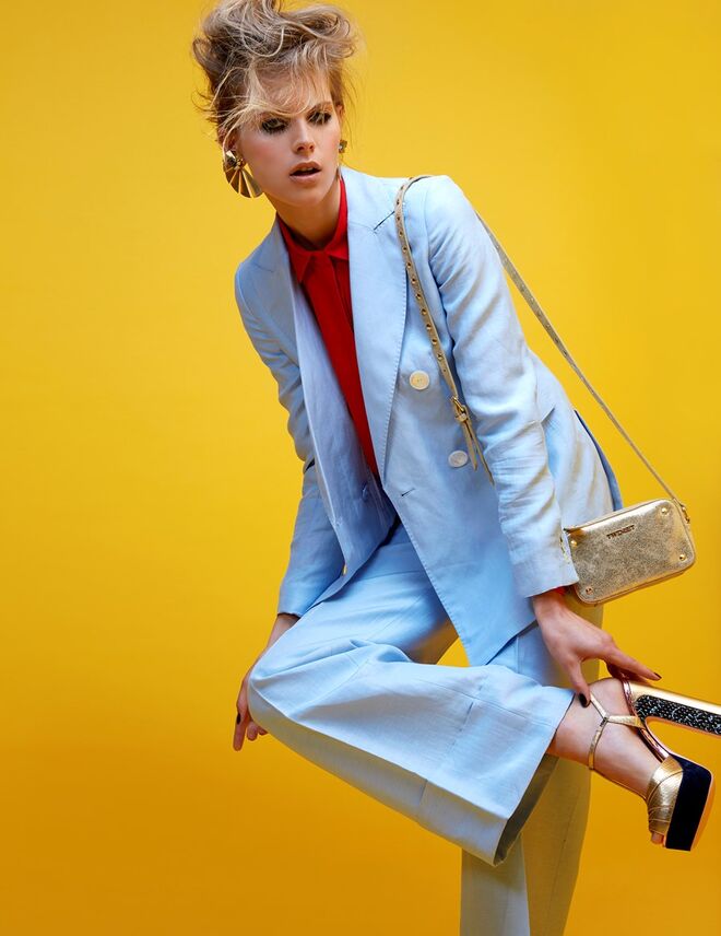 Fato em linho e camisa em viscose, Massimo Dutti. Brincos em prata banhados a ouro, Vanglória. Carteira em pele com aplicações em metal, Twin-Set. Sandálias em pele e veludo, Fendi, na Stivali.