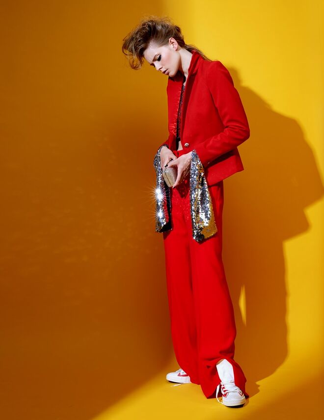 Blazer em poliéster, Mango. Camisola em lantejoulas, Silvian Heach. Calças em viscose, MSGM, na Stivali. Clutch em metal com aplicações, Tous. Ténis em lona, Converse.