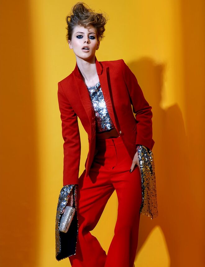 Blazer em poliéster, Mango. Camisola em lantejoulas, Silvian Heach. Calças em viscose, MSGM, na Stivali. Clutch em metal com aplicações, Tous.