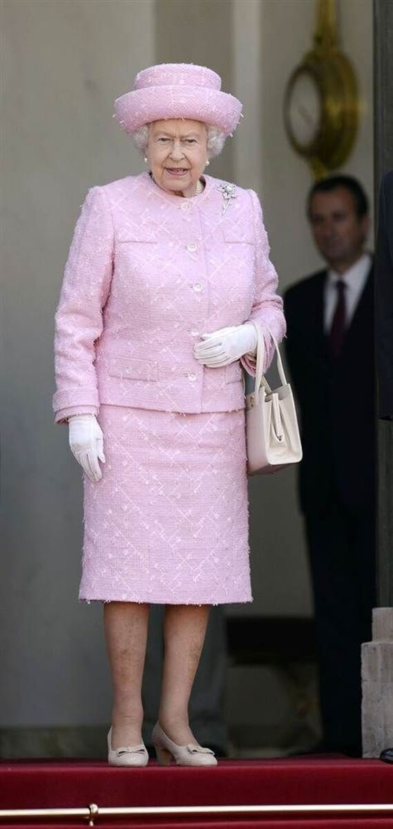 Rainha Isabel II | As minissaias estão proibidas no closets da realeza. Dá-se primazia a saias pelo joelho ou abaixo do mesmo.