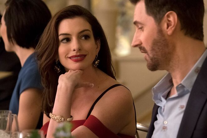 Anne Hathaway, que interpreta a personagem Daphne Kluger, com peças Cartier numa cena do filme Ocean's 8.