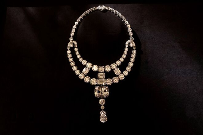 O colar Jeanne Toussaint, criado pela Cartier, numa cena do filme Ocean's 8.