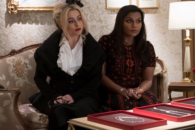 Helena Bonham Carter, que interpreta a personagem Rose, e Mindy Kaling, como Amita, numa cena do filme Ocean's 8.