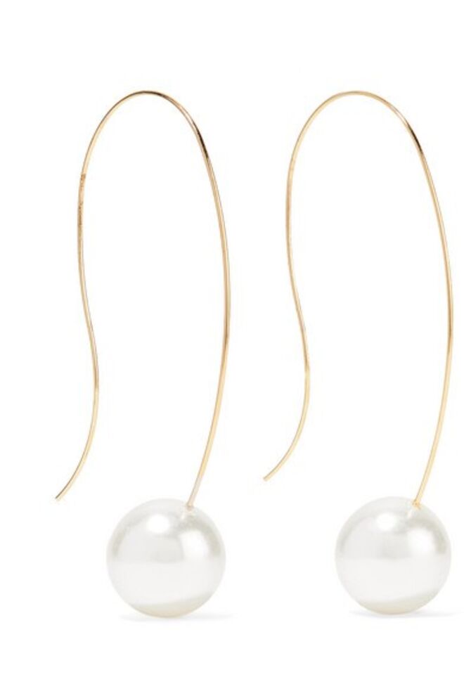 Brincos dourados com pérola, €45, Kenneth Jay Lane, net-a-porter.com