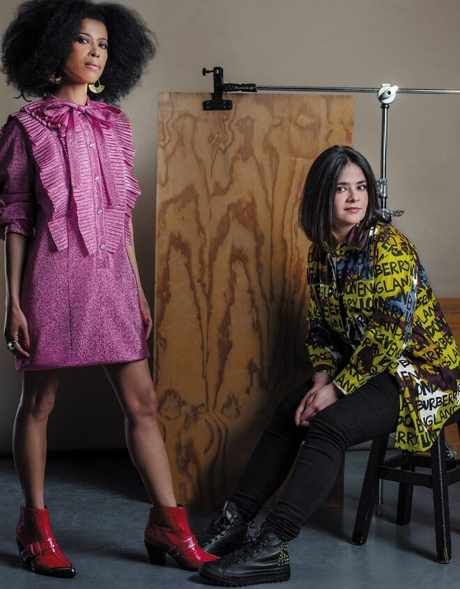 Yen Sung: Vestido, Gucci, na Fashion Clinic. Brincos, Corpus Christi, e anéis, Losselani, tudo na 21pr Concept Store. Botas, Zadig & Voltaire. | Vanessa Careta: Camisa, Burberry. Calças, da produção. Ténis, Converse. 