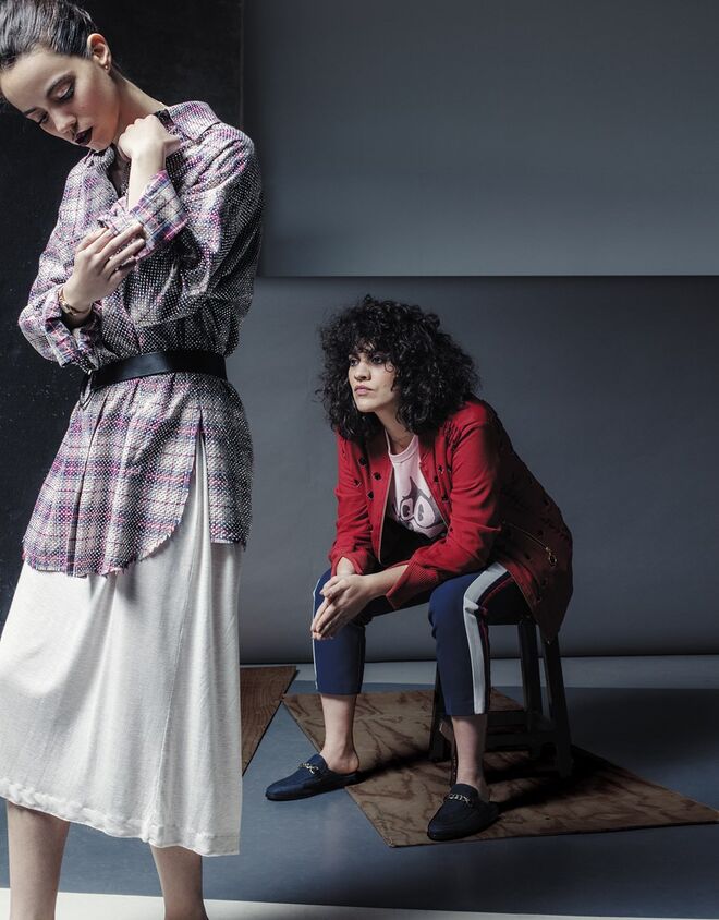Júlia Reis: Camisa, Faith Connextion, na Loja das Meias. Vestido, Inês Torcato. Cinto, Zadig & Voltaire. | Maria Reis: Bomber, Alphamoment. T-shirt, Scotch & Soda. Calças, da produção. Loafers, Tommy Hilfiger. 