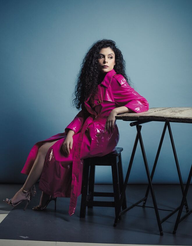 Elisa Rodrigues: Trench coat, Burberry. Sandálias, Sophia Webster, na Loja das Meias. 