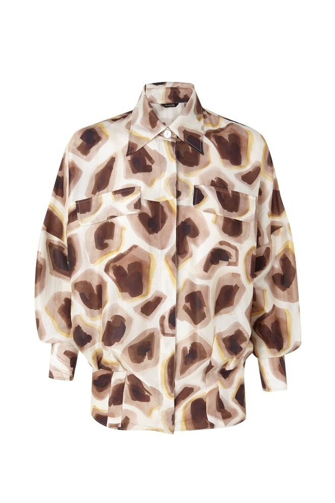 Camisa print girafa, €49,95, antes €99,95, Massimo Dutti 
