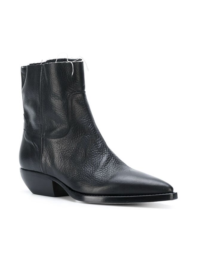 Botins em pele, €592, antes €845, Saint Laurent, farfetch.com
