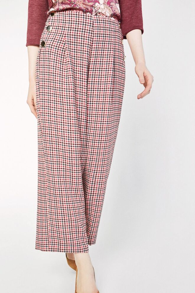 Calças cropped com botões, €29,99, antes €59,99, Cortefiel