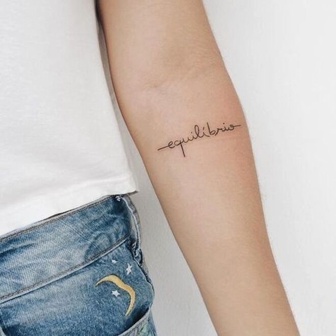 Mantenha-a limpa | Uma tatuagem acabada de fazer é uma ferida aberta, por isso “nas primeiras 24 a 48 horas” é importante que a mantenha limpa para evitar infeções. 
