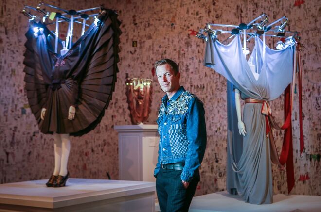 O curador Thierry Maxime-Loriot na exposição Viktor&Rolf: Fashion Artists na National Gallery of Victoria, em Melbourne, 2016.