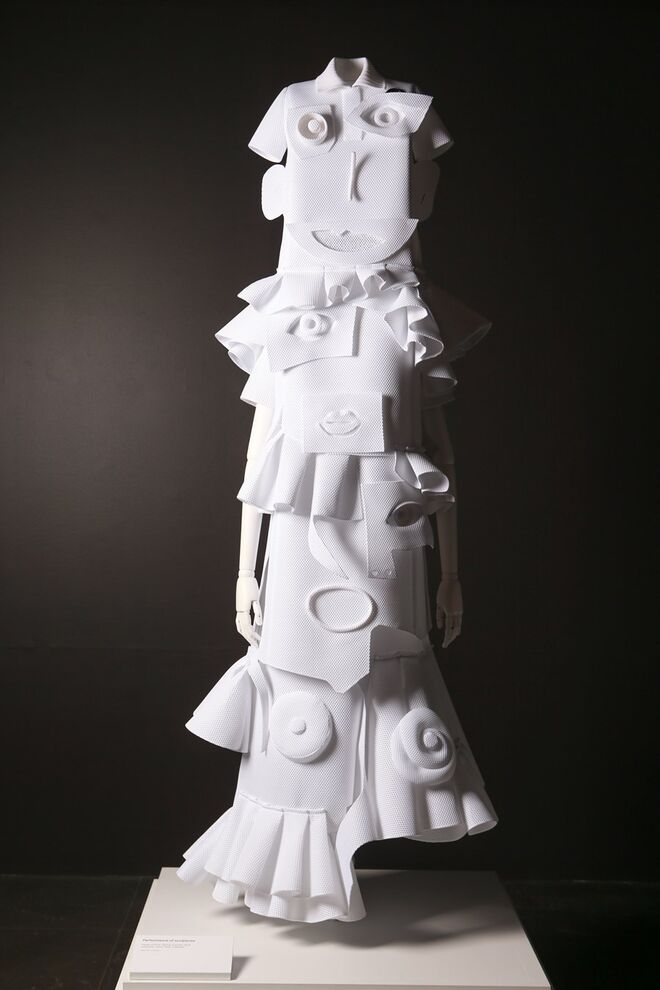 Instalação da exposição Viktor&Rolf: Fashion Artists na National Gallery of Victoria, em Melbourne, 2016.