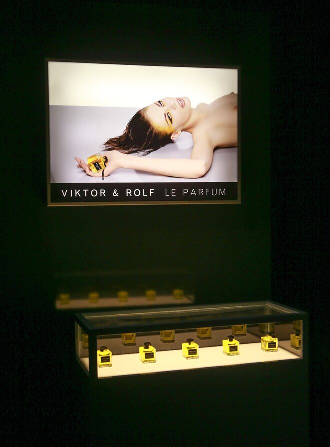 Le Parfum, 1996. Instalação da exposição Viktor&Rolf: Fashion Artists na National Gallery of Victoria, em Melbourne, 2016.