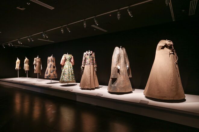 Instalação da exposição Viktor&Rolf: Fashion Artists na National Gallery of Victoria, em Melbourne, 2016.