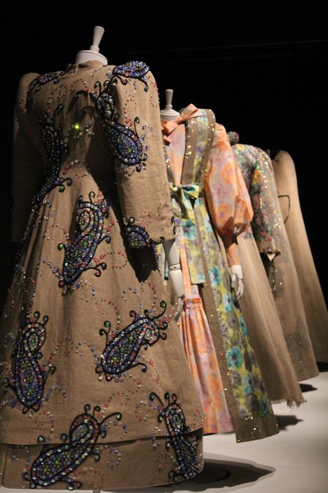 Instalação da exposição Viktor&Rolf: Fashion Artists na National Gallery of Victoria, em Melbourne, 2016.