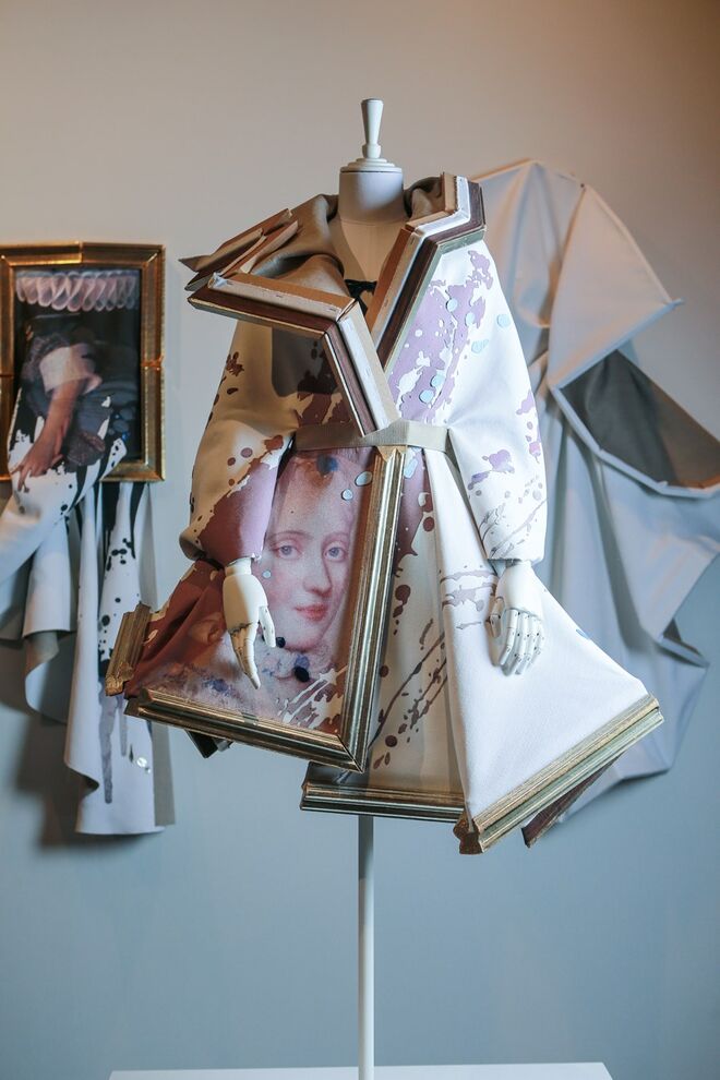 Instalação da exposição Viktor&Rolf: Fashion Artists na National Gallery of Victoria, em Melbourne, 2016.