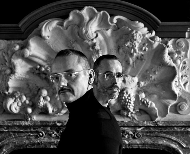 Os criadores Viktor & Rolf, fotografados por Anton Corbijn, em Amesterdão, 2018.