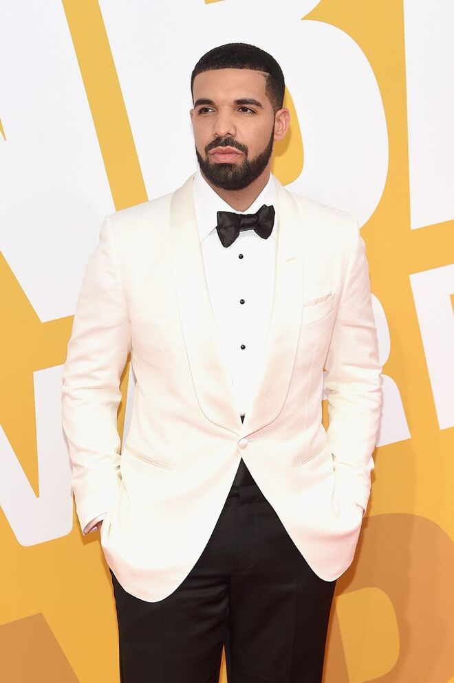 DRAKE | Chama-se Aubrey Drake Graham. Antes de entrar no mundo do rap, Drake protagonizou a série de TV canadiana Degrassi: The Next Generation e usou o nome Aubrey Graham. Quando resolveu apostar na carreira musical, escolheu apenas Drake.