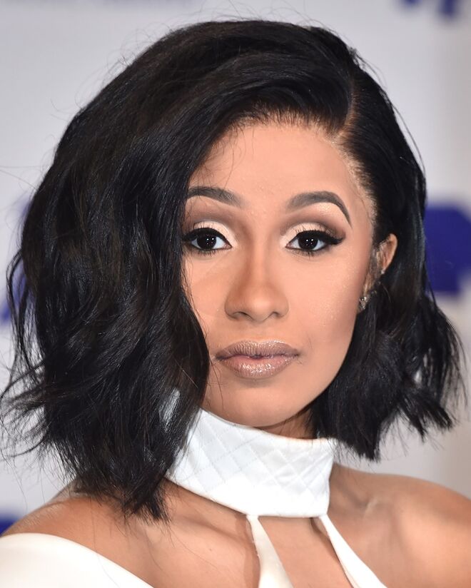 CARDI B | Belcalis Almanzar é o seu nome verdadeiro e Cardi B é a versão curta para Bacardi, como o rum. O apelido veio do nome da irmã, que se chama Hennessy. Por isso, todos a chamavam Bacardi, que virou Cardi B.