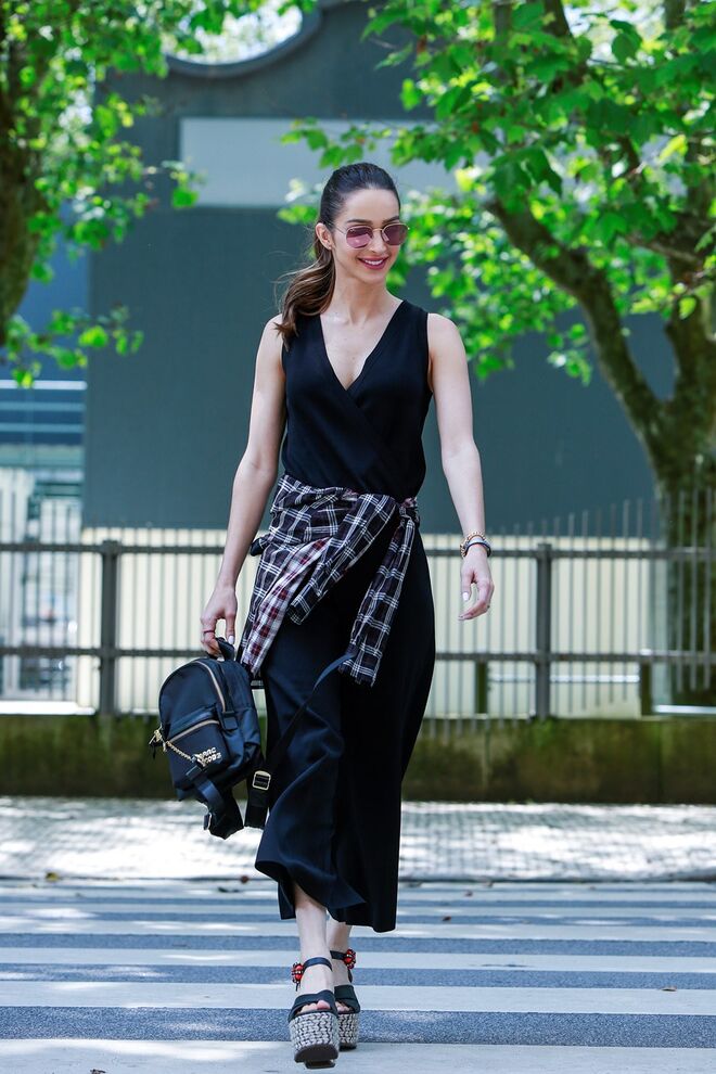 Macacão, Theory | Camisa, sandálias, mochila e pulseira, Marc Jacobs | Óculos, Ray-Ban