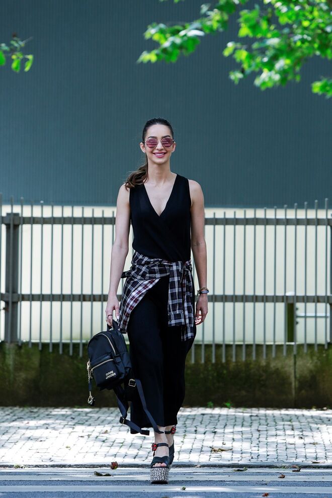 Macacão, Theory | Camisa, sandálias, mochila e pulseira, Marc Jacobs | Óculos, Ray-Ban