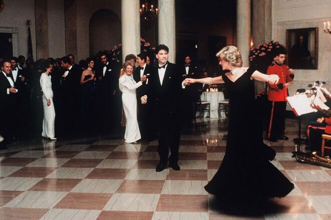A dança com John Travolta, na visita oficial aos Estados Unidos, em 1985, revelando Diana num vestido de veludo azul de Victor Edelstein.