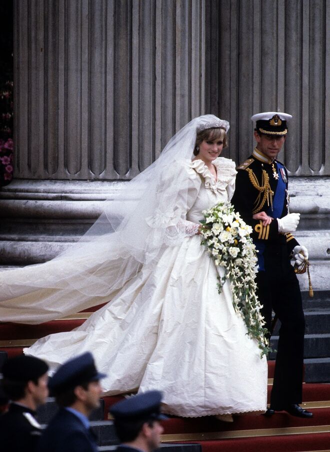 O casamento, a 29 de julho de 1981, na Catedral de S. Paul. Estavam cerca de 600 mil pessoas nas ruas de Londres e cerca de 750 milhões de pessoas a assistir em casa, segundo a BBC. A noiva usou um vestido da dupla de criadores Emanuel.
