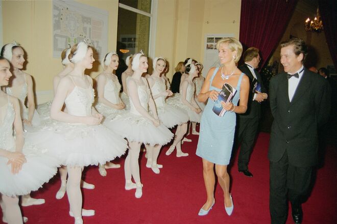 Como um cisne, os vestidos curtos tornaram-se um clássico do seu guarda-roupa. Vestiu Jacques Azagury para a estreia do Lago dos Cisnes no Royal Albert Hall, em 1997.