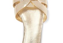 Sandálias, €545, Saint Laurent 