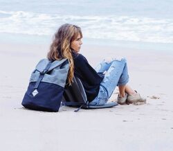 Esta mochila transforma-se num assento 