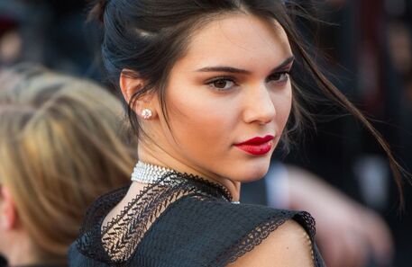 Celebre o Dia do Batom com o batom vermelho perfeito