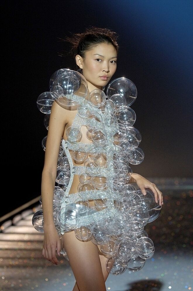 Desfile Hussein Chalayan, primavera/verão 2007. Exposição Catwalking: Fashion Through the Lens of Chris Moore.