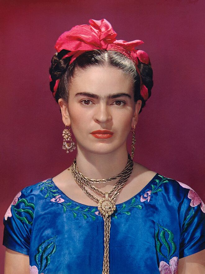 Frida Kahlo com blusa azul, fotografada por Nickolas Muray em 1939. Na exposição Frida Kahlo: Making Herself Up, no Victoria and Albert Museum.