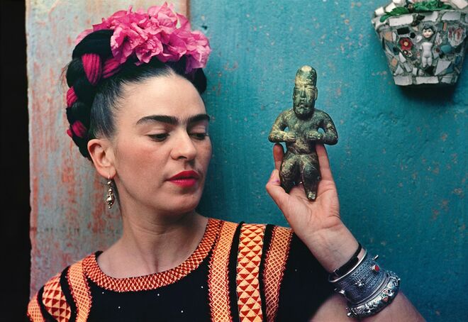 Frida Kahlo com figura Olmec, fotografada por Nickolas Muray em 1939. Na exposição Frida Kahlo: Making Herself Up, no Victoria and Albert Museum.