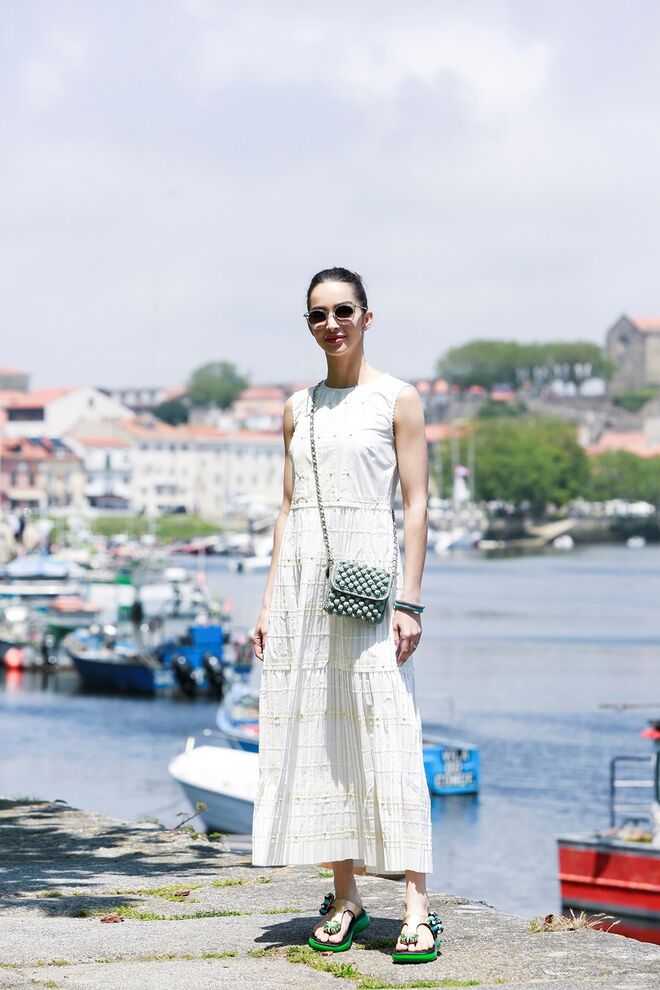 Vestido, Red Valentino | Carteira, M Missoni | Sandálias, Marc Jacobs | Óculos, Jimmy Choo 