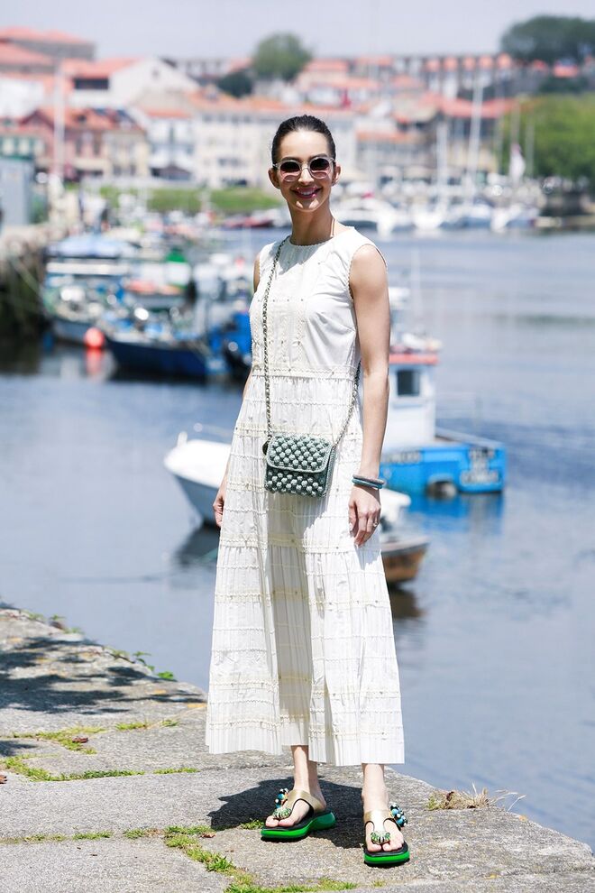 Vestido, Red Valentino | Carteira, M Missoni | Sandálias, Marc Jacobs | Óculos, Jimmy Choo 