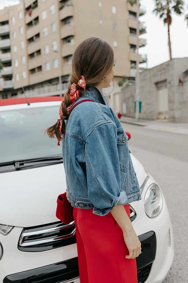 Casaco Jeans, Aly John | Calças, Juliana Herc | Carteira, Gucci | Lenço, Hermès 